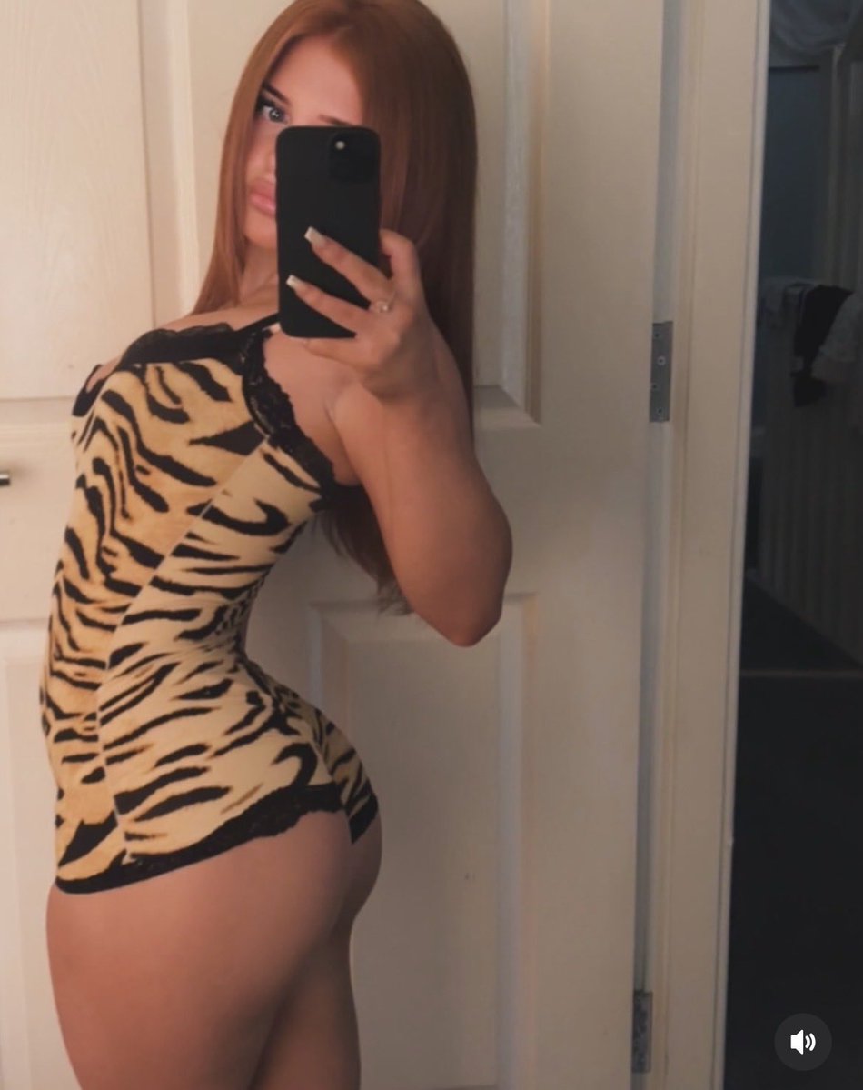 nisrf2's tweet photo. Left or Right? 👀 
😍 #UK #Sluts #Wankchat #Horny #Chavs https://t.co/lqe6elRsaU