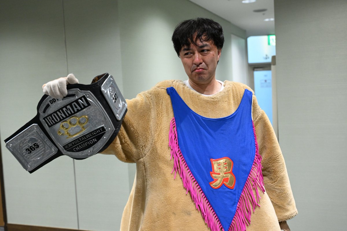 ddtpro's tweet photo. 📢8月5日新宿大会直前情報‼️

東京女子プロレス・甲田哲也代表のアイアンマンヘビーメタル級王座戴冠に伴い、8月5日新宿大会への出場が決定したことを受け、今林久弥GMから以下の声明文が届きました。これを受け一部対戦カードを急きょ変更いたします。

「8/5新宿で『髙木&吉村vsイルシオン&その時点でのアイアンマン王者』という試合が組まれてるのをわかってて、わざわざベルトを獲ったということは自分に対する挑発行為だと捉えました。売られた喧嘩は買いますよ。DDTのリン���は50過ぎた素人のおっさんが上がれるような甘っちょろい場所じゃないということをわからせてやります。」

https://t.co/Rnz8V39wWi
#ddtpro #tjpw
