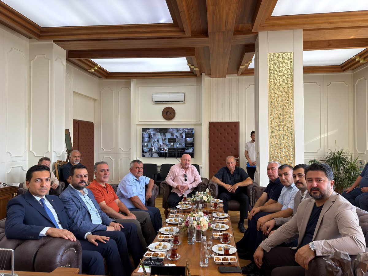 EmreCaliskan_50's tweet photo. 📍 Kozaklı Kaymakamlığı

Kozaklı Kaymakamımız @ugursavas35 , İlçe Başkanımız Muhammet Özşahin, İl Genel Meclis Başkanımız @sferalan , İl Özel İdaresi Genel Sekreter Vekilimiz Tolga Balak, Kozaklı İl Genel Meclis Üyemiz Hasan Doğan, Kozaklı Gençlik Kolları Başkanımız Furkan Aksoy, Türkeli Belde Başkanımız Ahmet Yıldız ve köy muhtarlarımız ile birlikte Kozaklı’mızda hayata geçirilmesi planlanan projeler üzerine kapsamlı bir değerlendirme ve istişare toplantısı gerçekleştirdik.

İlçemizin ve köylerimizin ihtiyaçlarını, önümüzdeki dönemde hayata geçirilmesi planlanan yatırımları ve öncelikli çalışma alanlarını ele alarak verimli bir fikir alışverişinde bulunduk. 

Kozaklı’mızın ve köylerimizin kalkınmasına katkı sağlayacak her projeyi yakından takip etmeye, hemşehrilerimizin beklentilerine cevap verecek hizmetleri hayata geçirmek için birlikte çalışmaya devam edeceğiz.