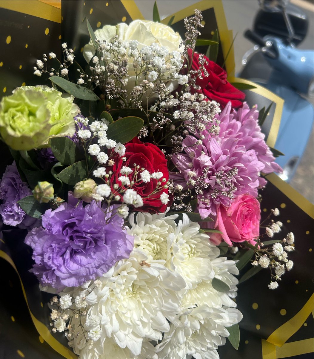 thegiftloft_'s tweet photo. Mais notre livreur a encore ramassé un bouquet ? 
Cette fois ci le nom de la cliente commence par D 
Mentionnez les filles qui ont un nom commençant par cette lettre et aidez nous à la retrouver 😔😔🤍🤍 https://t.co/mm4Nj19gV3