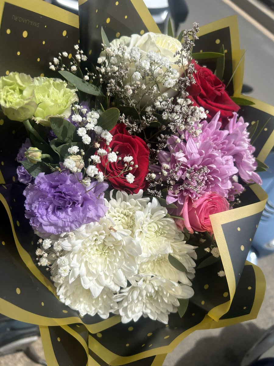 thegiftloft_'s tweet photo. Mais notre livreur a encore ramassé un bouquet ? 
Cette fois ci le nom de la cliente commence par D 
Mentionnez les filles qui ont un nom commençant par cette lettre et aidez nous à la retrouver 😔😔🤍🤍 https://t.co/mm4Nj19gV3