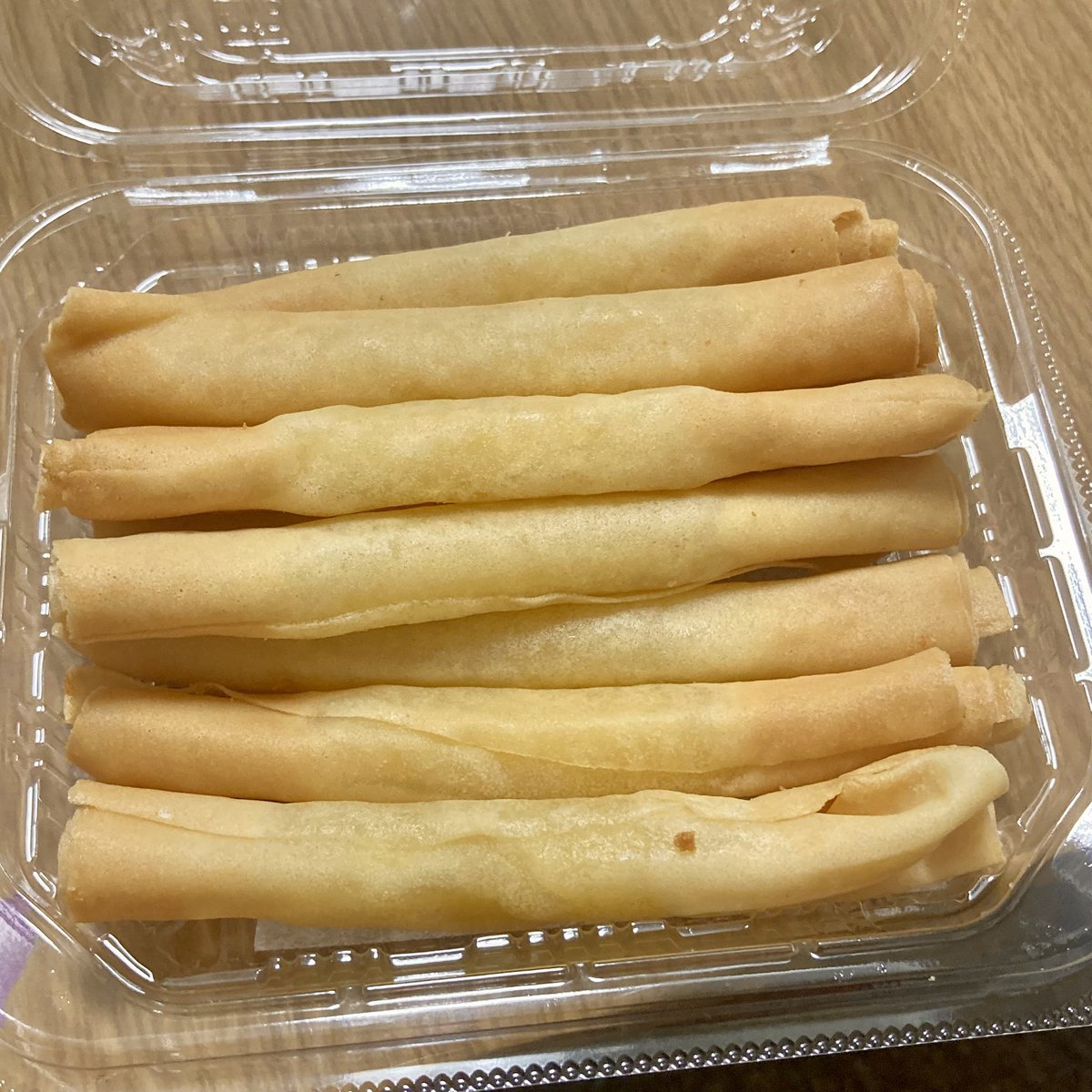 mayakomu's tweet photo. 最近見かけるこのお惣菜。
チーズを春巻きの皮？でクルクルっと巻いて揚げてるものだけど、本当美味しくていつも探してしまう。 https://t.co/5sPJfJU0aL