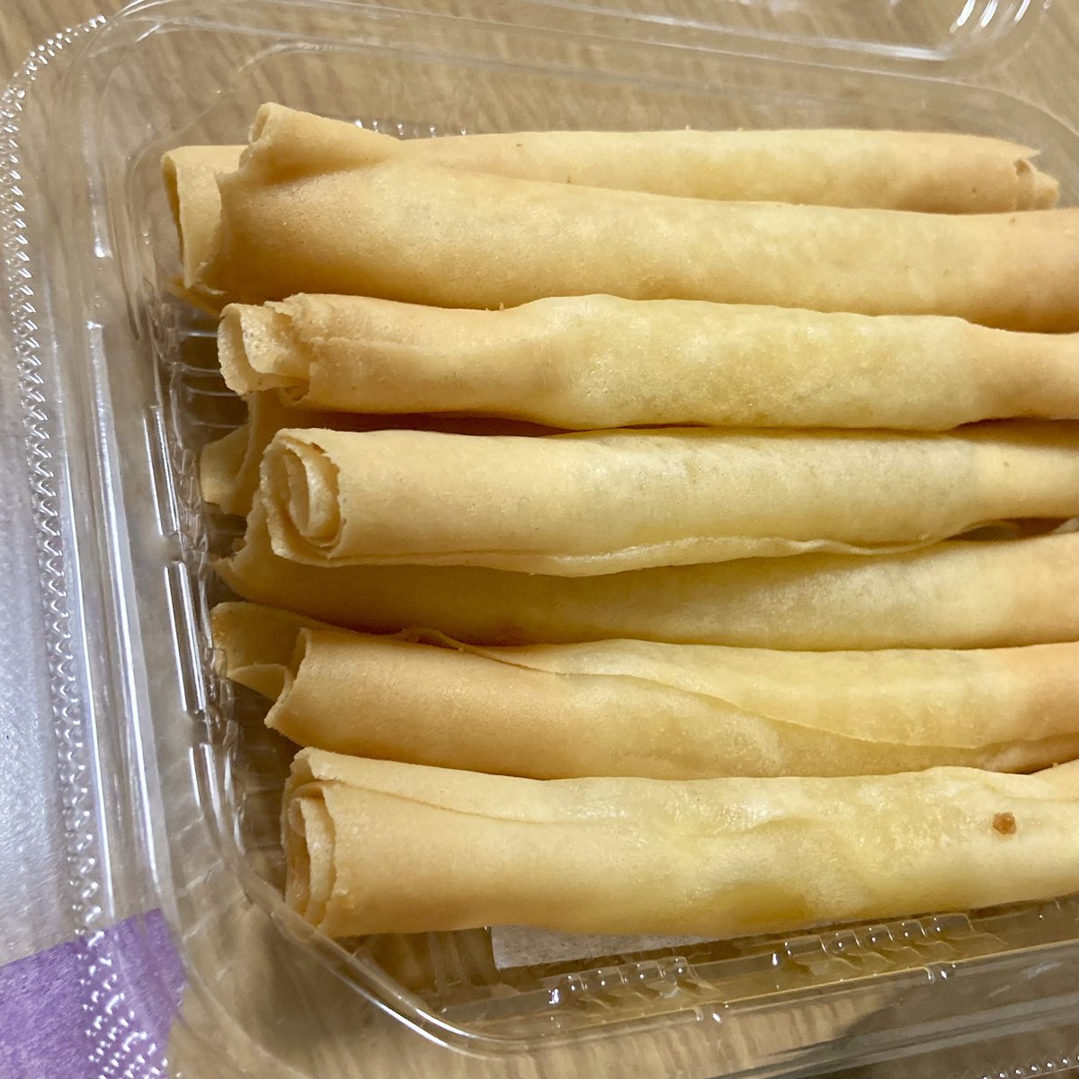 mayakomu's tweet photo. 最近見かけるこのお惣菜。
チーズを春巻きの皮？でクルクルっと巻いて揚げてるものだけど、本当美味しくていつも探してしまう。 https://t.co/5sPJfJU0aL