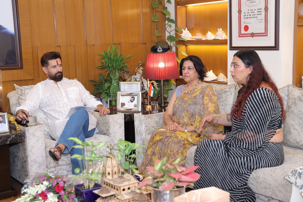 iChiragPaswan's tweet photo. इंडियन बेवरेज एसोसिएशन के प्रतिनिधियों एवं सदस्यों ने आज भेंट की। बैठक में पेय उद्योग से जुड़े विभिन्न विषयों, वर्तमान चुनौतियों और क्षेत्र के विकास की संभावनाओं पर सार्थक चर्चा हुई।

क्षेत्र के सतत विकास, निवेश, नवाचार और रोज़गार सृजन को बढ़ावा देने के लिए मेरा मंत्रालय सभी हितधारकों के साथ निरंतर संवाद और सहयोग के लिए प्रतिबद्ध है।