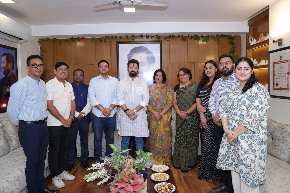 iChiragPaswan's tweet photo. इंडियन बेवरेज एसोसिएशन के प्रतिनिधियों एवं सदस्यों ने आज भेंट की। बैठक में पेय उद्योग से जुड़े विभिन्न विषयों, वर्तमान चुनौतियों और क्षेत्र के विकास की संभावनाओं पर सार्थक चर्चा हुई।

क्षेत्र के सतत विकास, निवेश, नवाचार और रोज़गार सृजन को बढ़ावा देने के लिए मेरा मंत्रालय सभी हितधारकों के साथ निरंतर संवाद और सहयोग के लिए प्रतिबद्ध है।