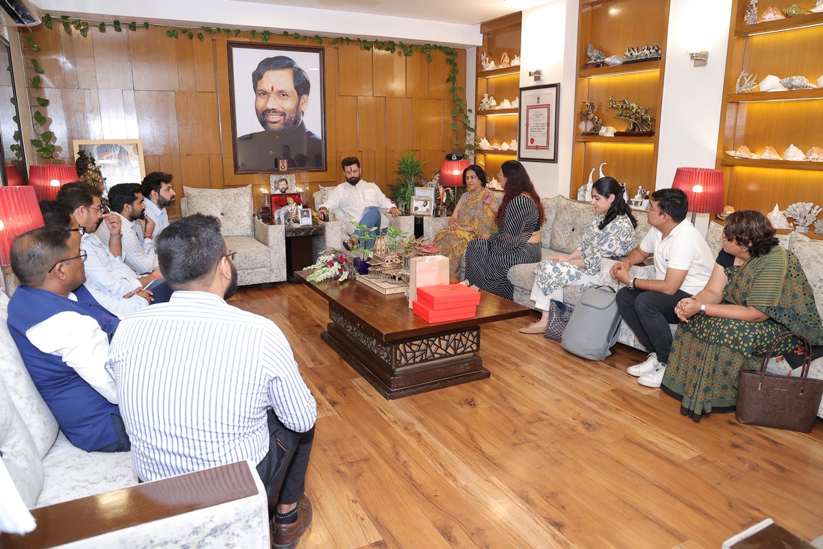 iChiragPaswan's tweet photo. इंडियन बेवरेज एसोसिएशन के प्रतिनिधियों एवं सदस्यों ने आज भेंट की। बैठक में पेय उद्योग से जुड़े विभिन्न विषयों, वर्तमान चुनौतियों और क्षेत्र के विकास की संभावनाओं पर सार्थक चर्चा हुई।

क्षेत्र के सतत विकास, निवेश, नवाचार और रोज़गार सृजन को बढ़ावा देने के लिए मेरा मंत्रालय सभी हितधारकों के साथ निरंतर संवाद और सहयोग के लिए प्रतिबद्ध है।