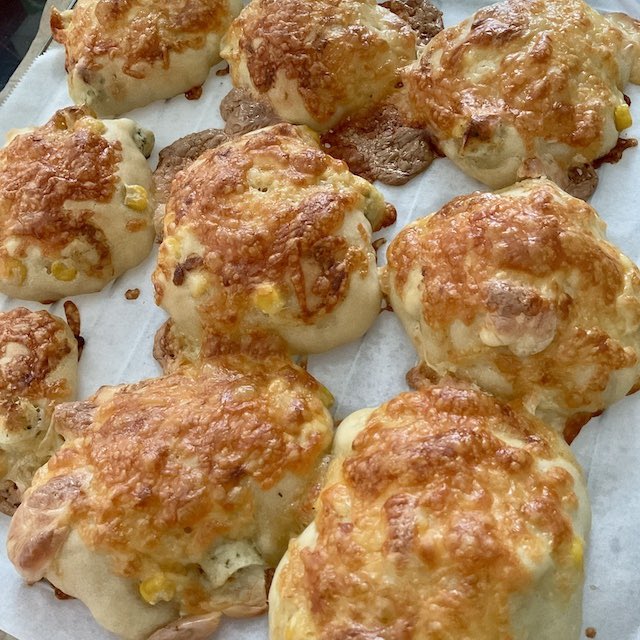 MOVEment_CD's tweet photo. 今日も美味しく焼けました
チーズ＆韓国海苔ソーセージ

レコードは状態が命！
プログレ好きな方は大体几帳面！？
ピシッと状態が良くカビ臭くもなく
気持ちよく取引させて頂きました！
有難うございます

そう、廃品回収業者や訪問買取に
二束三文で持っていかれないよう
専門店にお持ち下さいマセ！ https://t.co/xQ04GYSTuz
