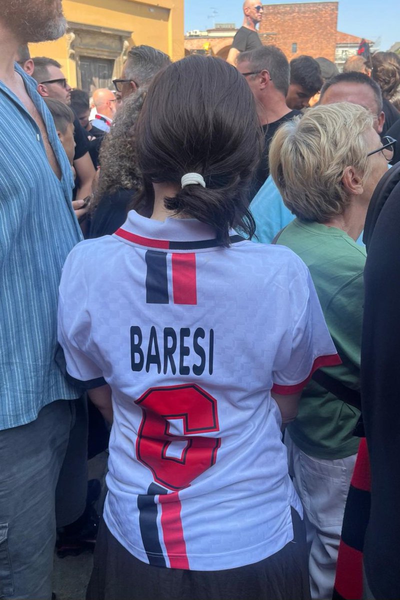 Papeethinaikos's tweet photo. Eravamo tutti lì per te, Capitano.
Fai buon viaggio. ❤️🖤
6️⃣ per sempre.
🎶 You'll never walk alone... 🎶
#Baresi https://t.co/WQfCxw6cSz