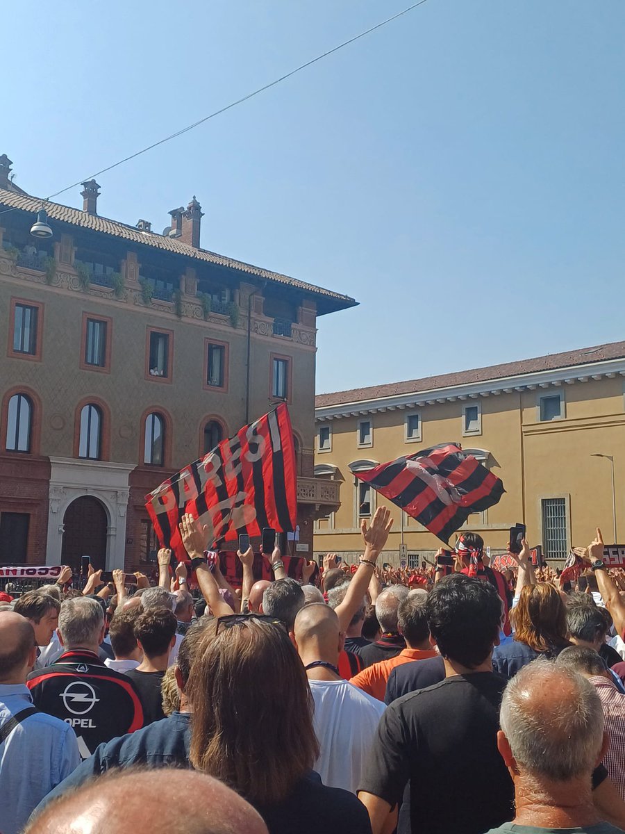 Papeethinaikos's tweet photo. Eravamo tutti lì per te, Capitano.
Fai buon viaggio. ❤️🖤
6️⃣ per sempre.
🎶 You'll never walk alone... 🎶
#Baresi https://t.co/WQfCxw6cSz