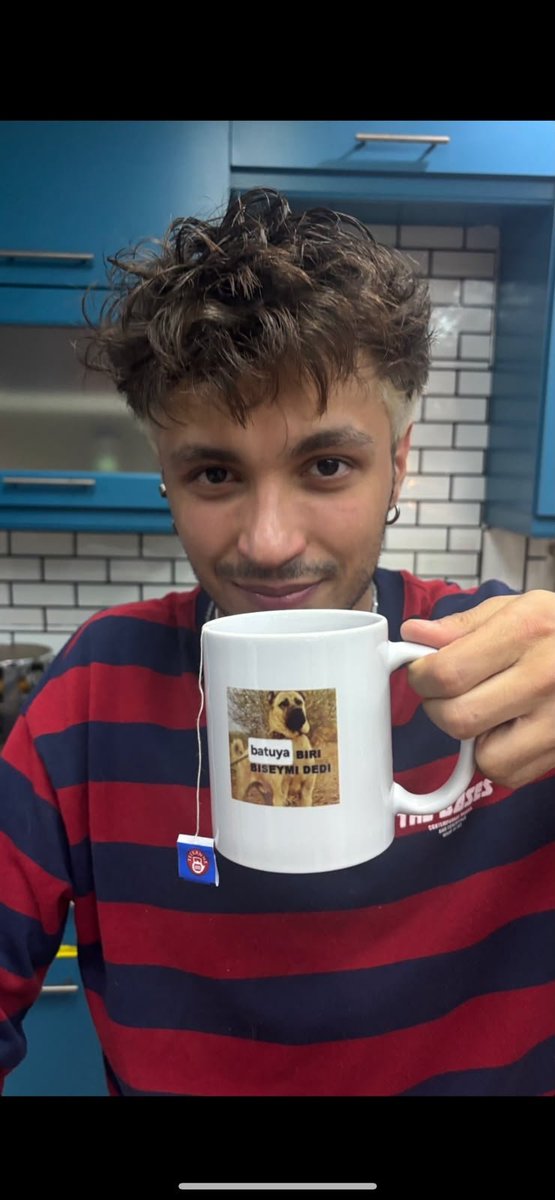 ffadeintoyou's tweet photo. batusun hediyelere deger verip kullanmasi beni aglatiyo 🥺 ona doğal taş kolye göndermiştik enerjisel iyi gelsin diye debut sonrası bile taktı. hatta küçük kütle taş vardı yanında onu dans dersinde cebinden düşürdü 🥺 cebinde taşıyomuş 🥺 iyi ki sen seni çok seviyorum https://t.co/rZn9BBkEaJ