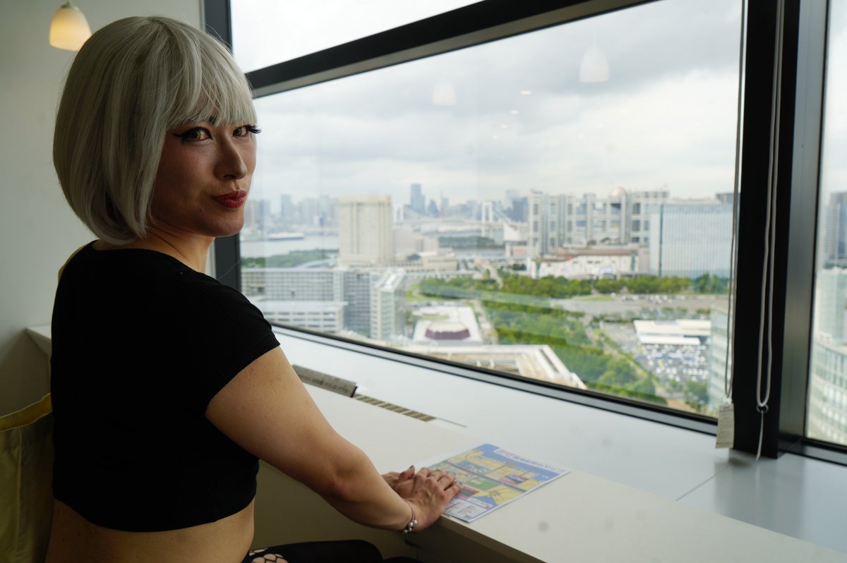 IDOL_YOSSY's tweet photo. 2026.7.4(東京臨海部広報展示室篇②)

無料で見れる展望スコープ眺めとてもよかったわ✨😍フジテレビも目の前よ🏙️👀展示室には図書スペースもあって湾岸エリアの歴史を学べる資料が集まってたわ📕📚1階にはお神輿を模した乗り物もあってカッコよかった🖤🚘️DJブース付なの🎶

メイク&amp;撮影(@nanapom_7) https://t.co/lRq744xHMN