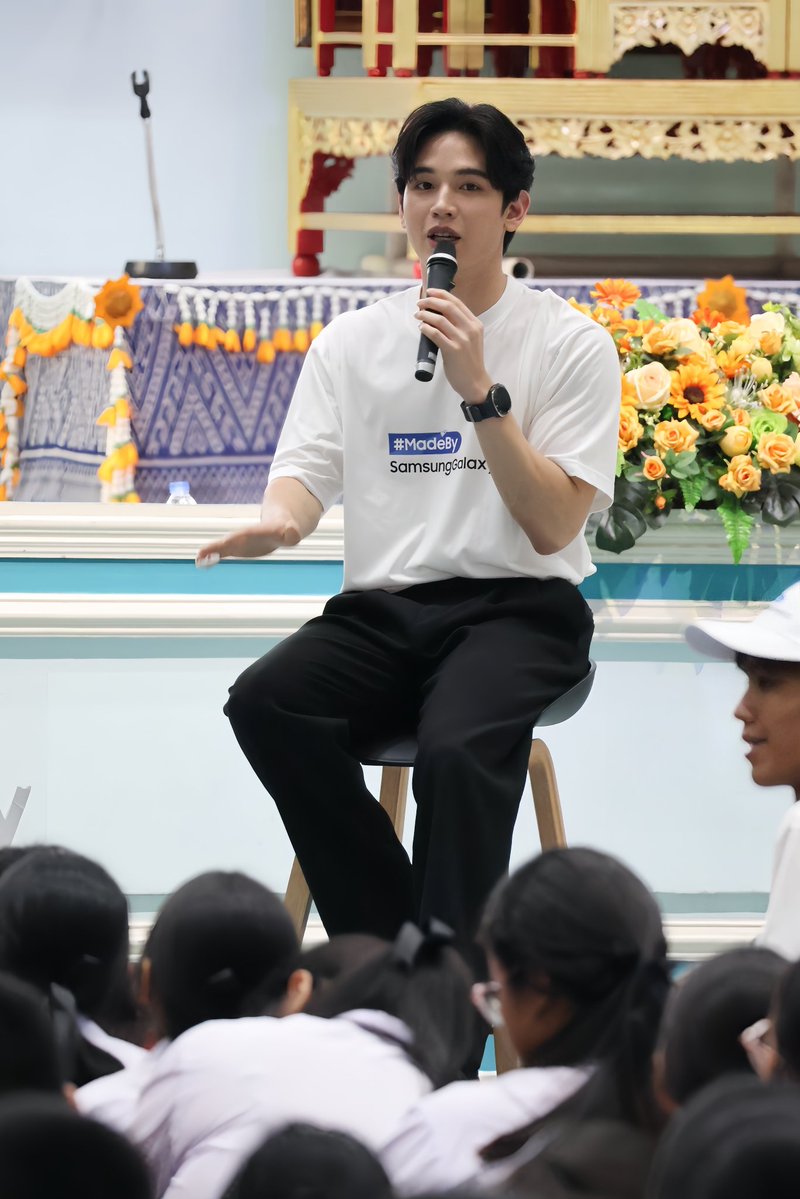 new_thitipoom's tweet photo. เมื่อวานสนุกมาก ดีใจที่ได้มาเจอน้อง ๆ โรงเรียนสตรีวิทยา 2 💙
ขอบคุณทุกคนที่ตั้งใจฟัง คุยด้วย แล้วก็ร่วมกิจกรรม #MadebySamsungGalaxy กันนะครับ
หวังว่าน้องๆจะได้แรงบันดาลใจกลับไปไม่มากก็น้อย 😊
โรงเรียนต่อไปอยากให้พี่ซัมซุงไปที่ไหน ลองคอมเมนต์บอกกันมาได้เลย แล้วไว้เจอกันครับ👇🏻👇🏻
#Samsung