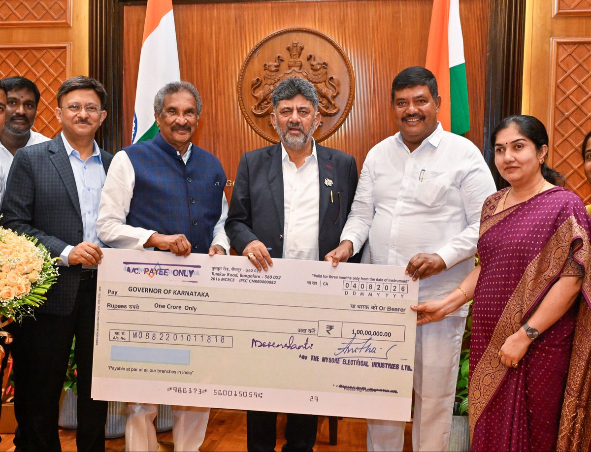 CMofKarnataka's tweet photo. ದಿ ಮೈಸೂರು ಎಲೆಕ್ಟ್ರಿಕಲ್ ಇಂಡಸ್ಟ್ರೀಸ್ ಲಿಮಿಟೆಡ್ ವತಿಯಿಂದ ಸರ್ಕಾರಕ್ಕೆ 2025-26ನೇ ಸಾಲಿನ ಮಧ್ಯಂತರ ಡಿವಿಡೆಂಡ್ ಚೆಕ್ ಮೂಲಕ 1 ಕೋಟಿ ರೂಪಾಯಿಗಳನ್ನು ಸನ್ಮಾನ್ಯ ಮುಖ್ಯಮಂತ್ರಿಗಳಾದ ಶ್ರೀ @DKShivakumar ಅವರಿಗೆ ಇಂಧನ ಸಚಿವರಾದ ಶ್ರೀ ಕೆ. ಜೆ. ಜಾರ್ಜ್ ಅವರು ವಿಧಾನಸೌಧದಲ್ಲಿ ಹಸ್ತಾಂತರಿಸಿದರು. 

ಈ ಸಂದರ್ಭದಲ್ಲಿ ಸರ್ಕಾರದ ಅಪರ ಮುಖ್ಯ ಕಾರ್ಯದರ್ಶಿ ಶ್ರೀ ಗೌರವ್ ಗುಪ್ತ, ದಿ ಮೈಸೂರು ಎಲೆಕ್ಟ್ರಿಕಲ್ ಇಂಡಸ್ಟ್ರೀಸ್ ಲಿ. ಅಧ್ಯಕ್ಷರಾದ ಶ್ರೀ ಮನೋಹರ್ ಹಾಗೂ ವ್ಯವಸ್ಥಾಪಕ ನಿರ್ದೇಶಕಿ ಅನಿತಾ ಸಿ. ಉಪಸ್ಥಿತರಿದ್ದರು.
