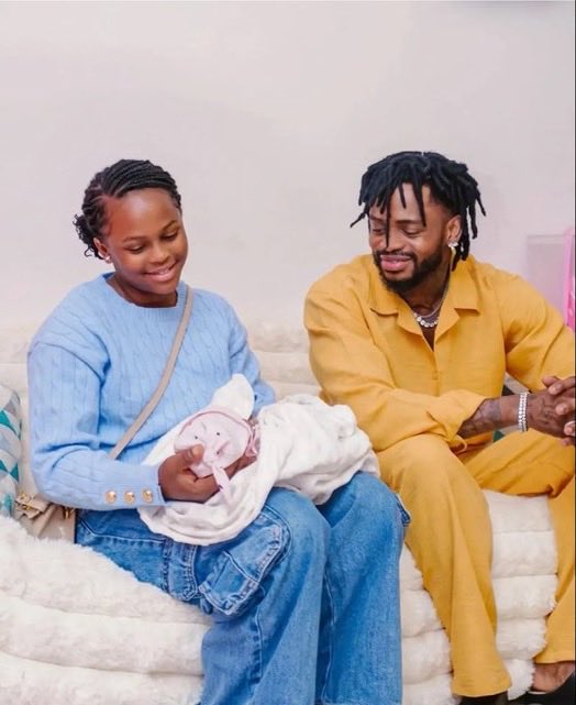 Gustavo__254's tweet photo. Diamond Platnumz looking at his Kid for the last time before disappearing forever. https://t.co/vC4epz9788