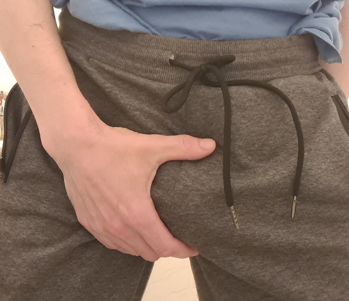 BulgeChav's tweet photo. Trackies nd boxers
#bigbulge #chavbulge #trackiebulge #trackielad #chavtrackies #chavunderwear https://t.co/nlFNsFj7uK