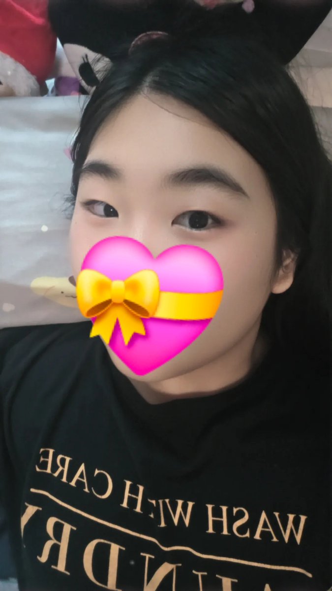 Alvin_0w0's tweet photo. 지금 레친소 사진이 굉장히 양심에 찔려요 저거 나 살찌기 전 사진에 2년전 사진인데..ㅋㅋ 지금은 요래 생겼답니다..? 근데 이것두 필터 빨이긴해요ㅋㅋ https://t.co/sWkwVqnvtX
