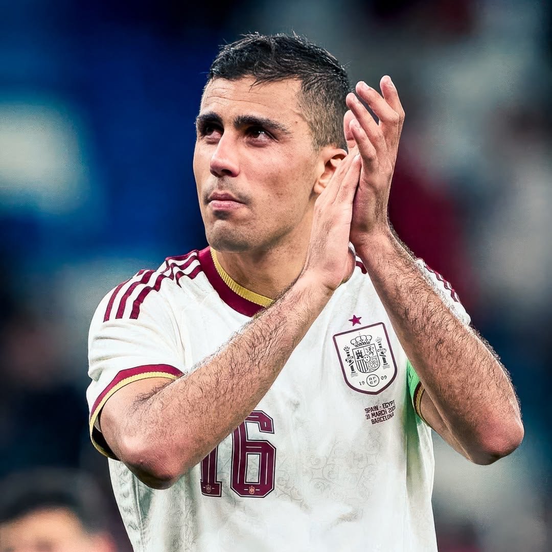 bornmadridista0's tweet photo. 🚨💣 BREAKING:

🤍 Rodri will sign a FOUR-YEAR contract with Real Madrid. ✍️🇪🇸

💰 The Spanish midfielder is set to become one of the HIGHEST-PAID players in the squad.

⭐ Rodri is extremely excited to begin his journey as a Real Madrid player.

🗞️ @eldebate_com https://t.co/iKv1jH54Qx