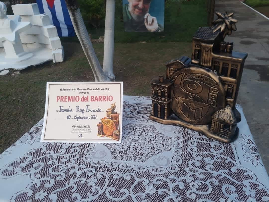 cdr_cuba's tweet photo. Buenos días vecino 🌞 

🏆El Premio del Barrio nació hace 2️⃣9️⃣ años con la idea de reconocer a cederistas, colectivos y familias que, con su ejemplo, contribuyen a la unidad y a la formación de valores en la sociedad cubana. 🧵👇 https://t.co/OuU9Qou7uV