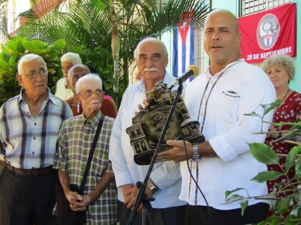 cdr_cuba's tweet photo. Buenos días vecino 🌞 

🏆El Premio del Barrio nació hace 2️⃣9️⃣ años con la idea de reconocer a cederistas, colectivos y familias que, con su ejemplo, contribuyen a la unidad y a la formación de valores en la sociedad cubana. 🧵👇 https://t.co/OuU9Qou7uV