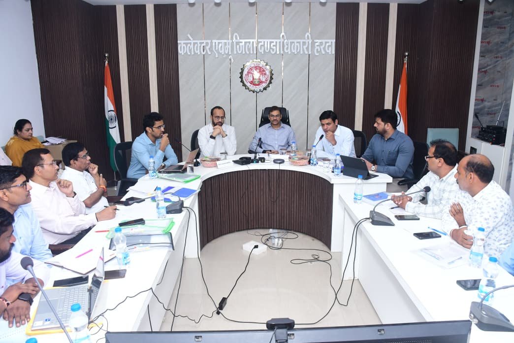 collectorharda's tweet photo. किसानों की सुविधा के लिए ई-विकास पोर्टल और बेहतर होगा ✅  

कृषि उत्पादन आयुक्त श्री के.सी. गुप्ता, एमडी मार्कफेड श्री अभिजीत अग्रवाल एवं संभाग आयुक्त श्रीकांत बनोठ ने किसान संगठनों, सहकारी समितियों व कियोस्क संचालकों से ई-टोकन प्रणाली पर चर्चा कर सुझाव लिए।

#Harda #EToken https://t.co/R7gtcemM8A