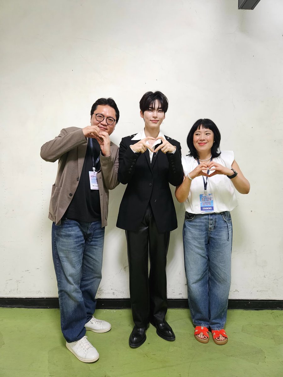 shbpics's tweet photo. sung hanbin with AAA and ACON producers https://t.co/APYbQLcEB0