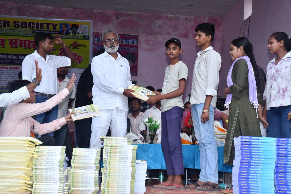 BetterSociety18's tweet photo. 02/08/2026 को Better society द्वारा आयोजित मेधा सम्मान समारोह 2026 के दिन UHS+2 विद्यालय सकरबासा से वर्ष 2206 में उतीर्ण सभी छात्र/छात्राओं को बिहार लूसेन्ट सामान्य ज्ञान एवं शिक्षण सामग्री किट देकर मेधा सम्मान समारोह में आये शिक्षक अतिथियों के हांथो सम्मानित करवाया गया।🥰💝🙏 https://t.co/TM9xYtwfyh