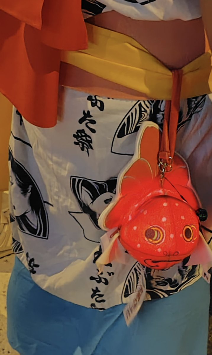 aomoribu's tweet photo. 【金魚ねぷたポーチのお写真、お裾分けしてくれませんか📸】

今年もポーチ🍎お祭りに連れてってくれてますでしょうか！？

撮りたてでも、過去の一枚でも。ねぶた・ねぷたとの写真がありましたら、ぜひ見せてください🐟

みなさまの写真で、行った気分にさせてください。。。🤣

#金魚ねぷたポーチ https://t.co/kqT4CpTiRU
