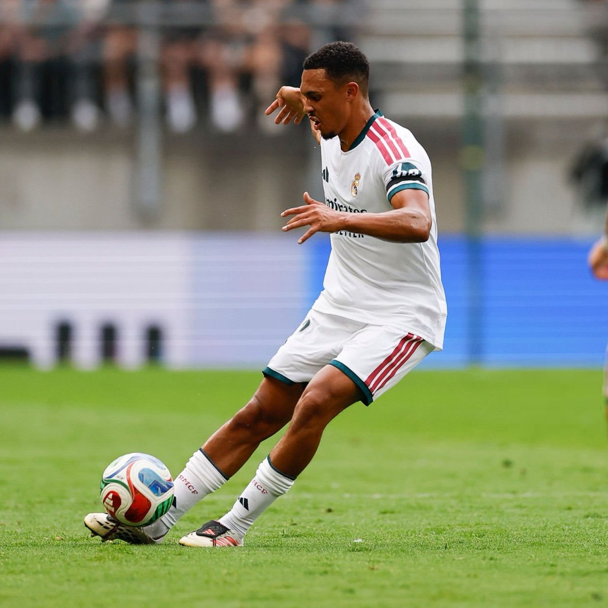 lnstantFoot's tweet photo. 🚨 José Mourinho veut faire de Trent son tireur de coups francs au Real Madrid. ✅🤍

(@diarioas) https://t.co/T5ZzMwKcHe