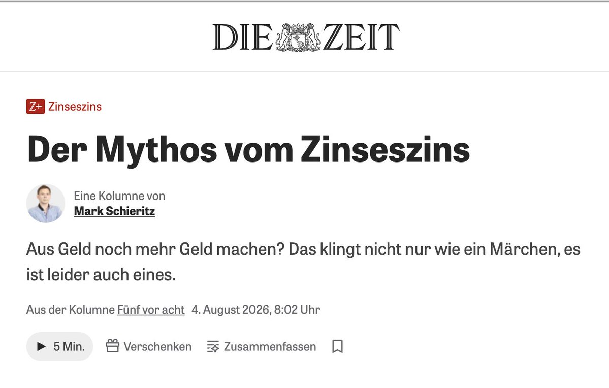 derhagemann's tweet photo. Im Hamburger Elfenbeinturm wurde wieder mal Stuss zusammengeschrieben, mit dem sich @statistici89506 schon auseinandergesetzt hat. Ich lasse das mal Fable 5 machen und sage gar nix mehr dazu. 🥰

Der Mythos vom Mythos: Mark Schieritz rechnet mit 100 Euro

Die ZEIT hat am Dienstagmorgen den Zinseszins widerlegt. Mark Schieritz braucht dafür fünf Minuten Lesezeit, eine Schachbrettlegende und genau eine eigene Rechnung: Wer 100 Euro anlegt, wartet bei fünf Prozent 188 Jahre auf die Million. Die Rechnung stimmt. Sie beantwortet eine Frage, die niemand gestellt hat.

In der Rentendebatte, auf die sich die Kolumne ausdrücklich beruft, redet kein Mensch von einmalig angelegten 100 Euro. Dort geht es um Sparpläne über Jahrzehnte. Wer 40 Jahre lang jeden Monat 100 Euro anlegt, zahlt 48.000 Euro ein und steht bei fünf Prozent am Ende bei gut 150.000 Euro. Zwei Drittel des Endvermögens stammen aus Erträgen, die selbst wieder Erträge abwerfen. Diese Rechnung, die einzig relevante für einen Alterssicherungstext, kommt in der Kolumne an keiner Stelle vor.

Auch das Schachbrett arbeitet gegen den Leser. In der Legende verdoppeln sich die Reiskörner mit jedem Feld, das entspricht einer Rendite von 100 Prozent pro Periode. Schieritz illustriert damit einen Effekt, der in der Anlagepraxis mit fünf bis sieben Prozent im Jahr läuft. Wer die Verdopplungsserie als Anschauung wählt, hat die Absurdität schon ins Beispiel eingebaut, bevor das Argument überhaupt beginnt. Das apokryphe Einstein-Zitat tritt ebenfalls pflichtschuldig auf, immerhin mit einem »soll« abgesichert.

Dann der zweite, laut Autor »grundsätzlichere« Einwand: Geld sei nicht essbar, der Zinseszins entfalte seine Magie dauerhaft nur bei wachsender Güterproduktion. Hier verwechselt die Kolumne Geld mit Kapital. Eine Aktie verbrieft einen Anspruch auf Unternehmensgewinne; die Rendite speist sich aus diesen Gewinnen und aus der Prämie für das getragene Risiko. Empirisch ist die Sache seit Jordà, Schularick und Taylor vermessen: Aktien brachten in den Industrieländern seit 1870 real um die sieben Prozent pro Jahr, das Wirtschaftswachstum lag bei etwa drei. Der Abstand hielt über zwei Weltkriege und jede denkbare Ressourcenkrise des 20. Jahrhunderts. Wo alle Sparer zugleich mehr verlangen, als die Produktion hergibt, verschiebt sich die Verteilung zugunsten der Kapitaleigner. Piketty hat über diese Lücke unter dem Kürzel r > g ein ganzes Buch geschrieben, als Beleg dafür, wie zuverlässig der Effekt arbeitet. Die Kolumne führt ihn als Naturgesetz-Vorbehalt gegen ihn ins Feld.

Nebenbei zerlegt sich der Einwand im Text selbst. »Es besagt, dass sich ein Sparer auf Kosten eines anderen Sparers bereichert. Sondern dass im Prinzip alle wohlhabender werden können«, steht da wörtlich. Irgendwo zwischen Autor und Schlussredaktion ging ein »nicht« verloren. Bei einer Kolumne, die der halben Finanzbranche Rechenmärchen nachweisen will, liest man solche Sätze zweimal.

Am ärgerlichsten ist der verpasste Gegner. Schieritz beschreibt eingangs treffend, wie Heerscharen von Finanzberatern ihren Kunden mit dem Zinseszinsargument Anlageprodukte aufnötigen. Der Effekt, der diese Produkte entlarvt, ist derselbe: Kosten verzinsen sich mit. Zwei Prozentpunkte laufende Gebühren fressen über 40 Jahre gut ein Drittel des Endvermögens, weshalb aus dem Sparplan oben statt 150.000 nur gut 90.000 Euro werden. Wer den Vertrieb überteuerter Policen angreifen will, hält mit dem Zinseszins die schärfste Waffe in der Hand. Die Kolumne richtet sie auf die Mathematik.

Für die Rentendebatte, den erklärten Anlass des Textes, lautet die Frage schlicht, ob ein Beitragseuro am Kapitalmarkt mehr abwirft als in der Umlage, deren implizite Rendite am Wachstum der Lohnsumme hängt. Sämtliche Einwände der Kolumne dürfen zutreffen, dieser Vergleich bleibt davon unberührt.

Den Rest erledigt Schieritz selbst. Im letzten Absatz spricht »nichts dagegen (und sehr viel dafür)«, durch private oder staatlich organisierte Kapitalanlage Zinsen und Zinseszinsen einzustreichen. Die Überschrift nennt den Effekt ein Märchen. Vier Absätze später empfiehlt der Autor, das Märchen zu kassieren.