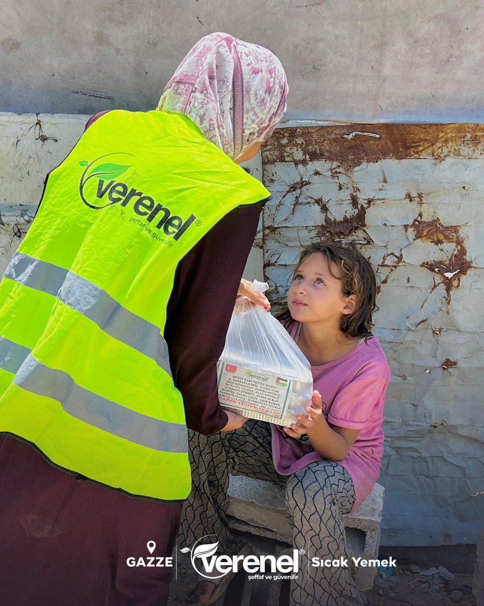 vereneldernegi's tweet photo. 📍 Gazze | Sıcak Yemek Dağıtımı

Gazze'de binlerce aile için sıcak bir öğün, hayata tutunmanın en temel ihtiyaçlarından biri.

Sizlerin destekleriyle hazırlanan yemekleri kardeşlerimize ulaştırıyor, dayanışmayı sofralara taşımaya devam ediyoruz.

Siz de bir bağışınız ile bir sofraya destek olun.
🌐 Online bağış: https://t.co/IWq9E1IKu7

#Verenel #Gazze #Filistin #YemekDağıtımı #İnsaniYardım