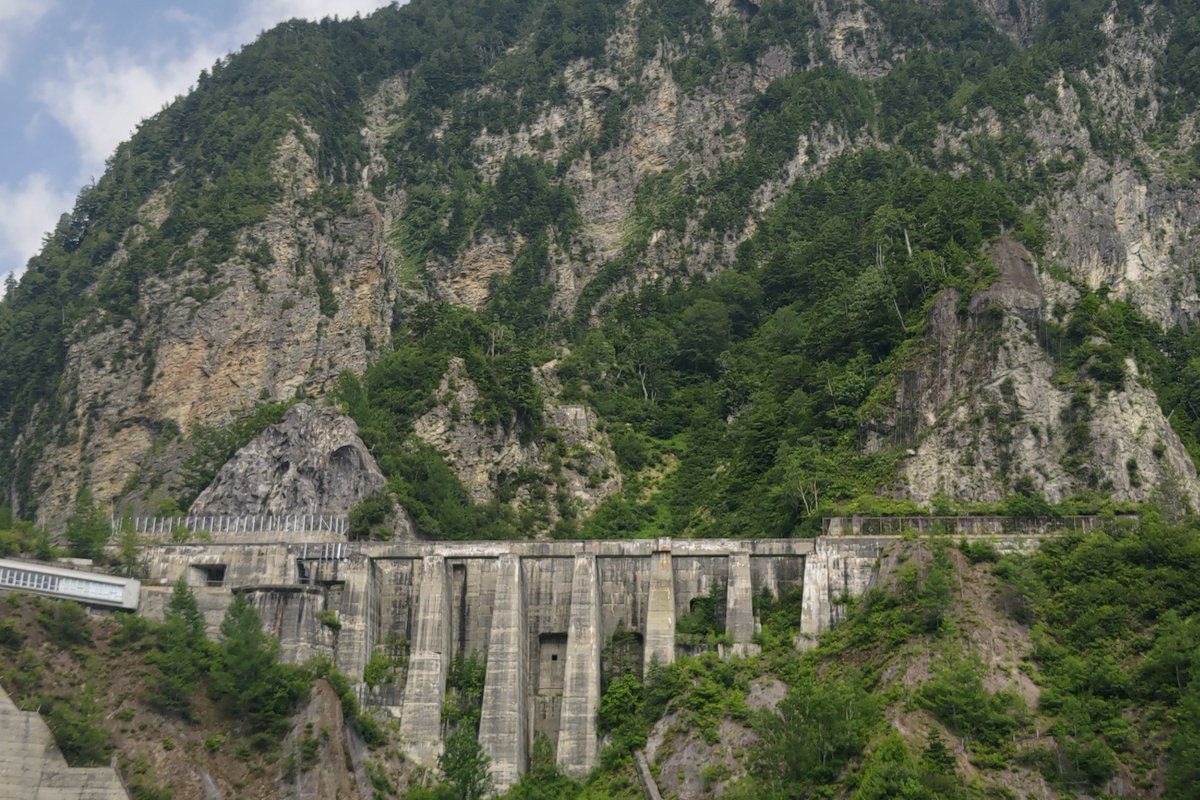 SH_60K's tweet photo. 8月2日(日)
①黒部ダムの中央部
②観査用の点検口(開けて見せてくれました)
③東側の岸壁 ほぼ垂直
④殉職者慰霊碑
(171人の方が殉職されたそう🙏) https://t.co/Uu3kermAwT