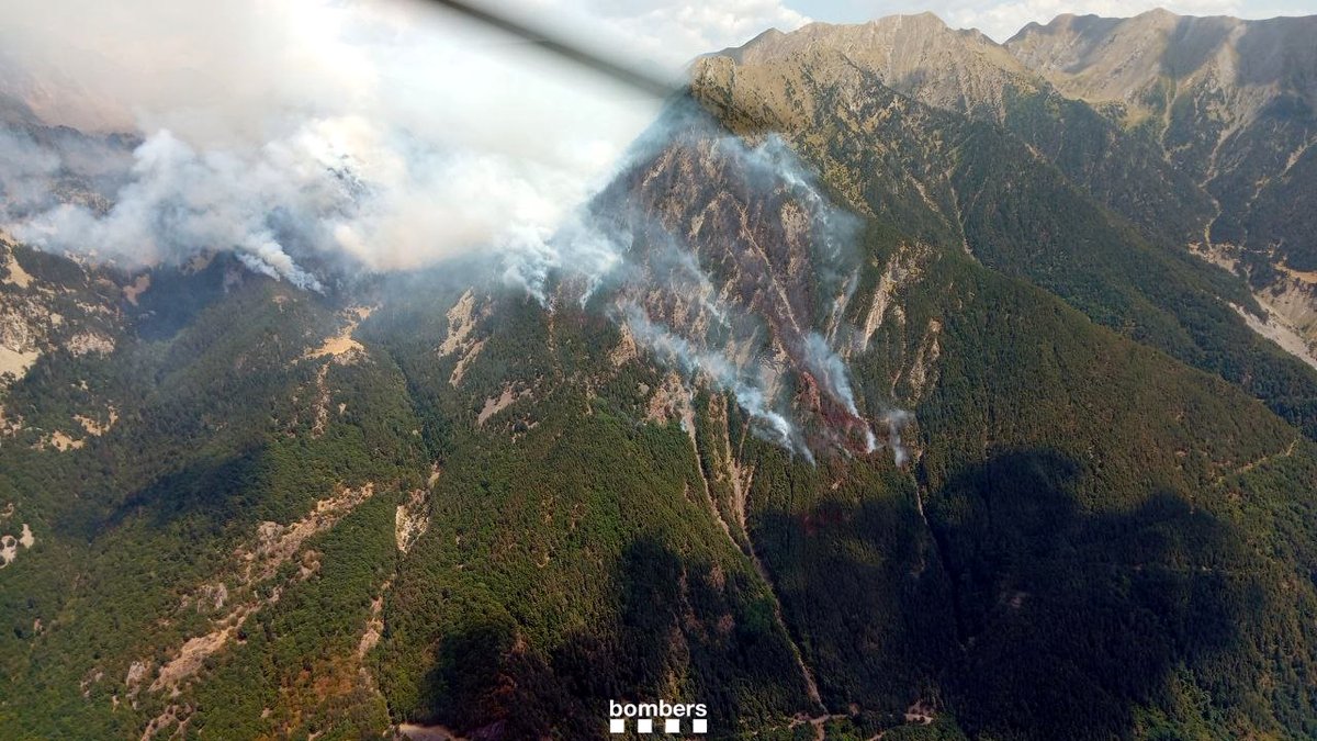 RadioSeu's tweet photo. Continua l'extinció de l'incendi forestal de #Senet i Protecció Civil torna a demanar que no es facin excursions a la zona, al límit entre l'#AltaRibagorça i la #ValdAran. #Pirineu + informació: https://t.co/5wXgFsMQrD https://t.co/R1FjyBbARj