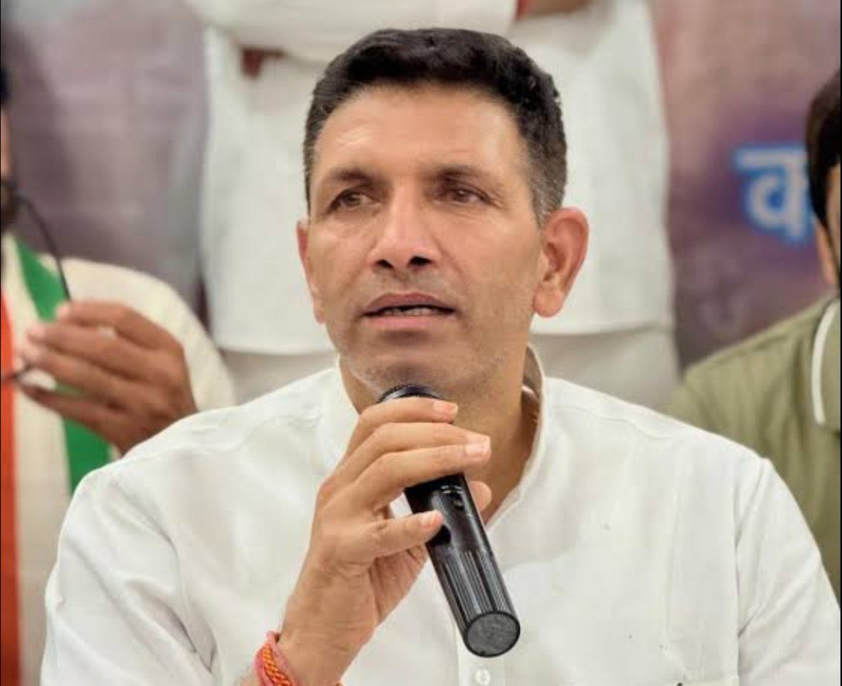 savedemocracyI's tweet photo. ब्रेकिंग न्यूज 🚨

मध्यप्रदेश कांग्रेस के कप्तान जीतू पटवारी ने दतिया उपचुनाव का क्रेडिट यूपी के पूर्व मुख्यमंत्री अखिलेश यादव को भी दिया🔥🔥

दतिया में जबरदस्त जीत दर्ज के मीडिया से बातचीत में कहा कि,

“ आदरणीय अखिलेश जी का खूब साधुवाद और धन्यवाद देना चाहता हूँ कि इस चुनाव में समाजवादी पार्टी के कार्यकर्ताओं और 

अखिलेश जी ने भी सहयोग किया क्यूंकि झांसी से लगा हुआ हिस्सा है और यादव परिवार के साथीगण जिन्होंने अखिलेश जी के कहने पर हमारा सहयोग किया। 

जीत का श्रेय अखिलेश जी को भी जाता है उसके लिए उनका धन्यवाद,,

दरअसल उपचुनाव के दौरान जीतू पटवारी ने अखिलेश यादव से इस चुनाव में मदद माँगी थी 

उसके बाद अखिलेश यादव ने कहा था कि मैं संसद चलने की वजह से नहीं आ पाऊँगा लेकिन हमारे नेता और कार्यकर्ता आपका सहयोग करेंगे