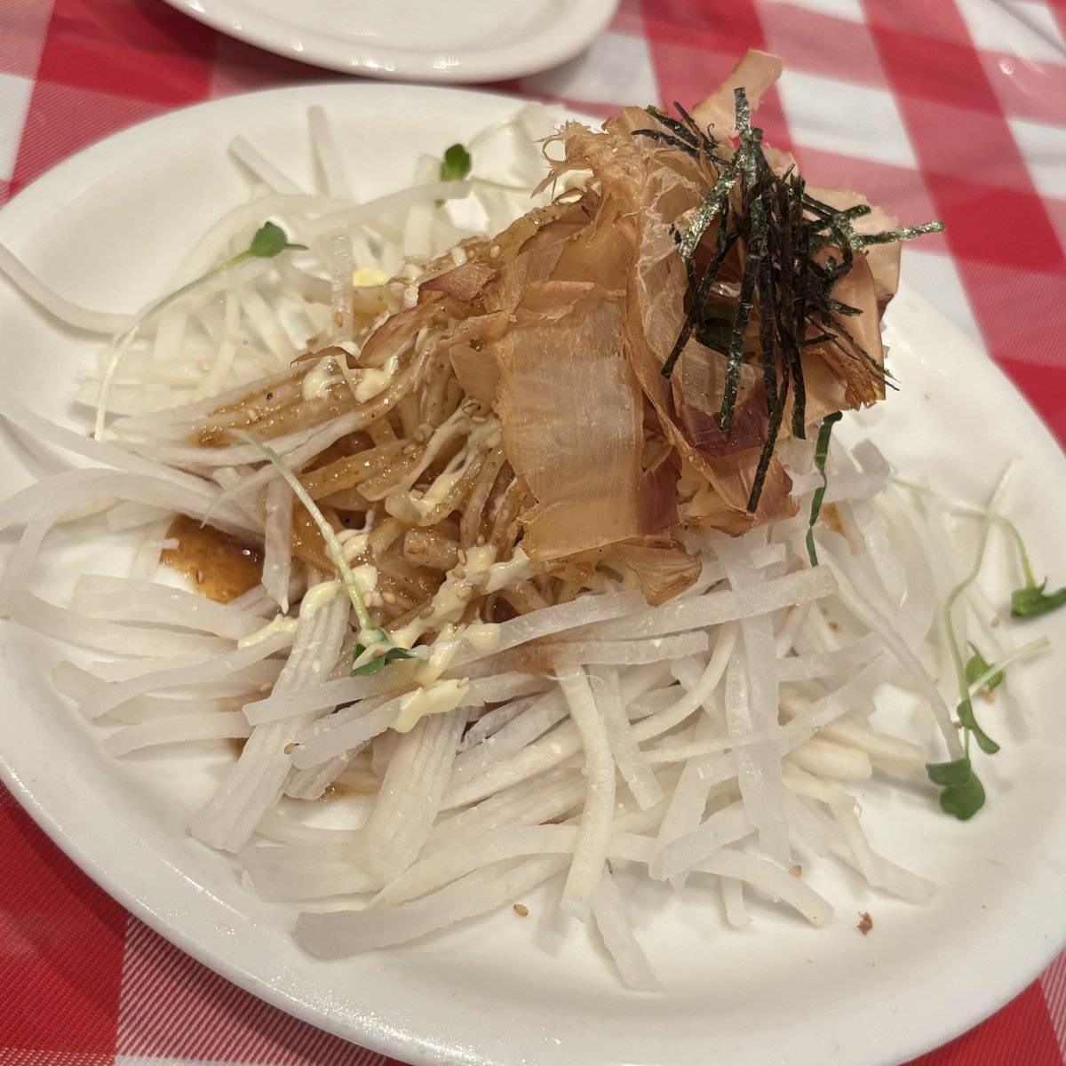wacanowa's tweet photo. 青春の思い出の店、にんにくやが閉店すると聞き、青春を共に過ごした友と行ってきた。
大根シャキシャキサラダとはちみつトースト！
ふわふわパンケーキなんてまだなかったから、なかなかのインパクトだったんだよ！
食パン🍞とはちみつ🍯とアイス🍨　今も背徳の味じゃった😌
#元祖にんにくや https://t.co/Ze1xL9O9Ud