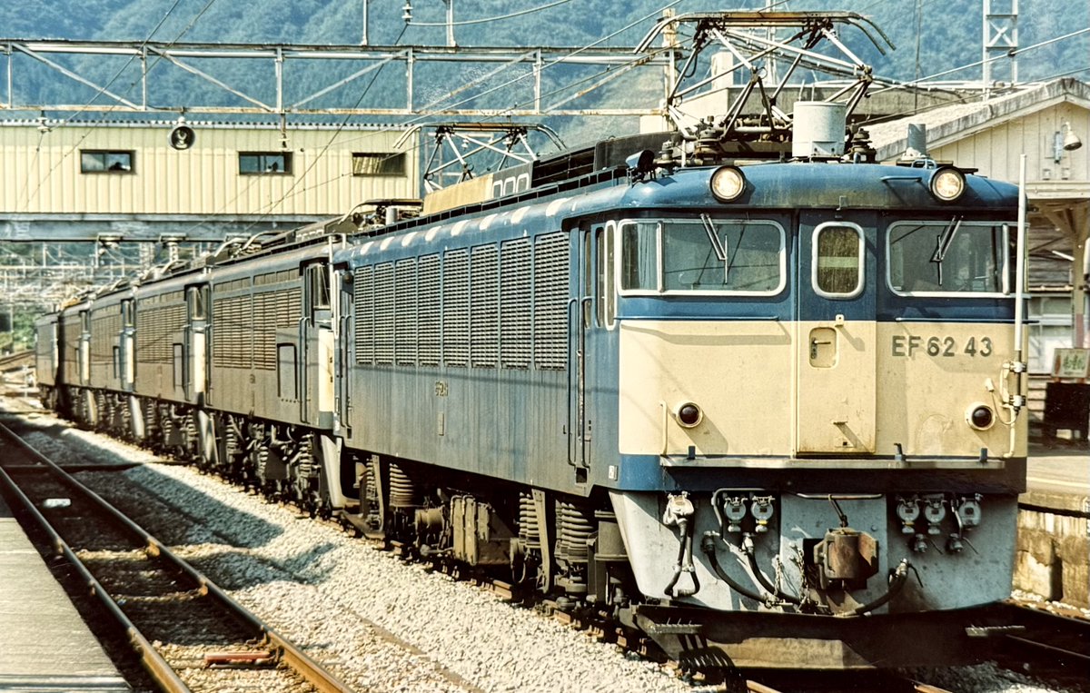 sukimagroup6477's tweet photo. 1997年10月
信越線、横川ー軽井沢間が廃止され、役目を終えたEF63が
住み慣れた横川を後にする出発前の時。
EF62 43とEF62 46に挟まれて、一回目の事実上の廃回。
この後、EF62 43号機46号機は解体。
疎開されたEF63の一部は鉄道文化むらに動態と言う形に。。
#EF63
#EF6243
#EF6246
#碓氷峠
#碓氷峠鉄道文化むら
#横川駅