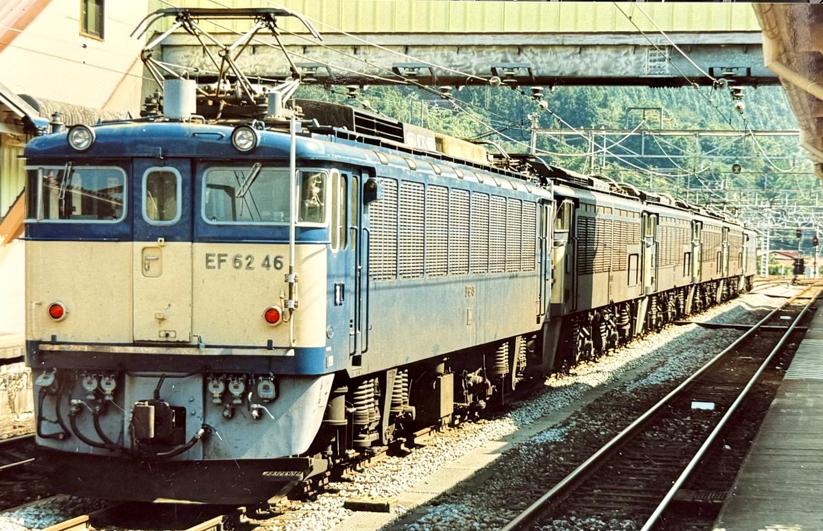 sukimagroup6477's tweet photo. 1997年10月
信越線、横川ー軽井沢間が廃止され、役目を終えたEF63が
住み慣れた横川を後にする出発前の時。
EF62 43とEF62 46に挟まれて、一回目の事実上の廃回。
この後、EF62 43号機46号機は解体。
疎開されたEF63の一部は鉄道文化むらに動態と言う形に。。
#EF63
#EF6243
#EF6246
#碓氷峠
#碓氷峠鉄道文化むら
#横川駅