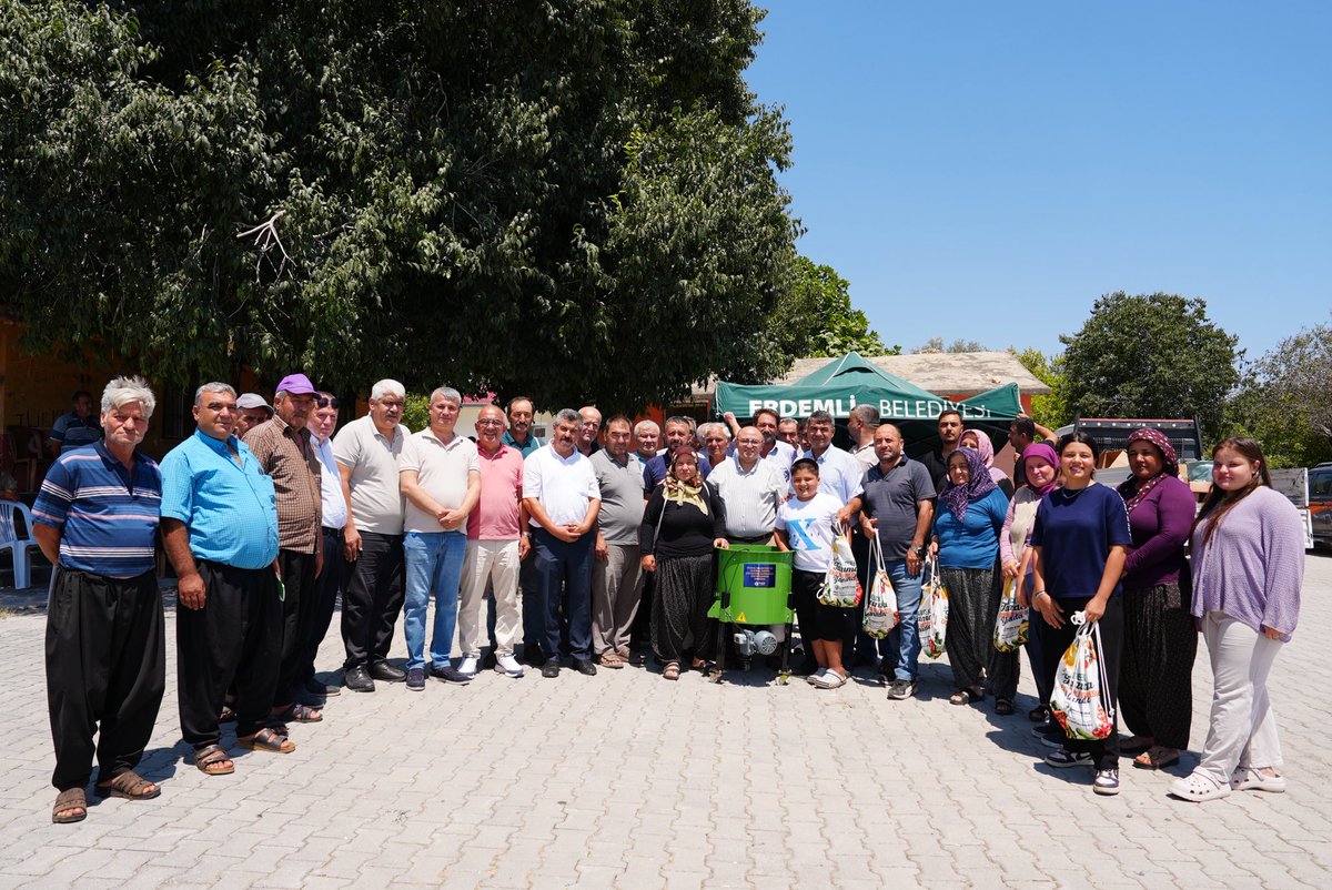 mustafakara_erd's tweet photo. Bugün Çiriş ve Gücüş mahallelerimizde hemşehrilerimizle bir araya geldik. Gerçekleştirdiğimiz ve önümüzdeki dönemde hayata geçireceğimiz çalışmalar hakkında istişarelerde bulunduk. Vatandaşlarımızın talep ve önerilerini dinleyerek notlarımızı aldık.

Program kapsamında üreticilerimize ceviz soyma makinesi ile tarım kitlerini teslim ederek bereketli ve verimli bir üretim sezonu temennisinde bulunduk.

#MustafaKara #ErdemliBelediyeBaşkanı