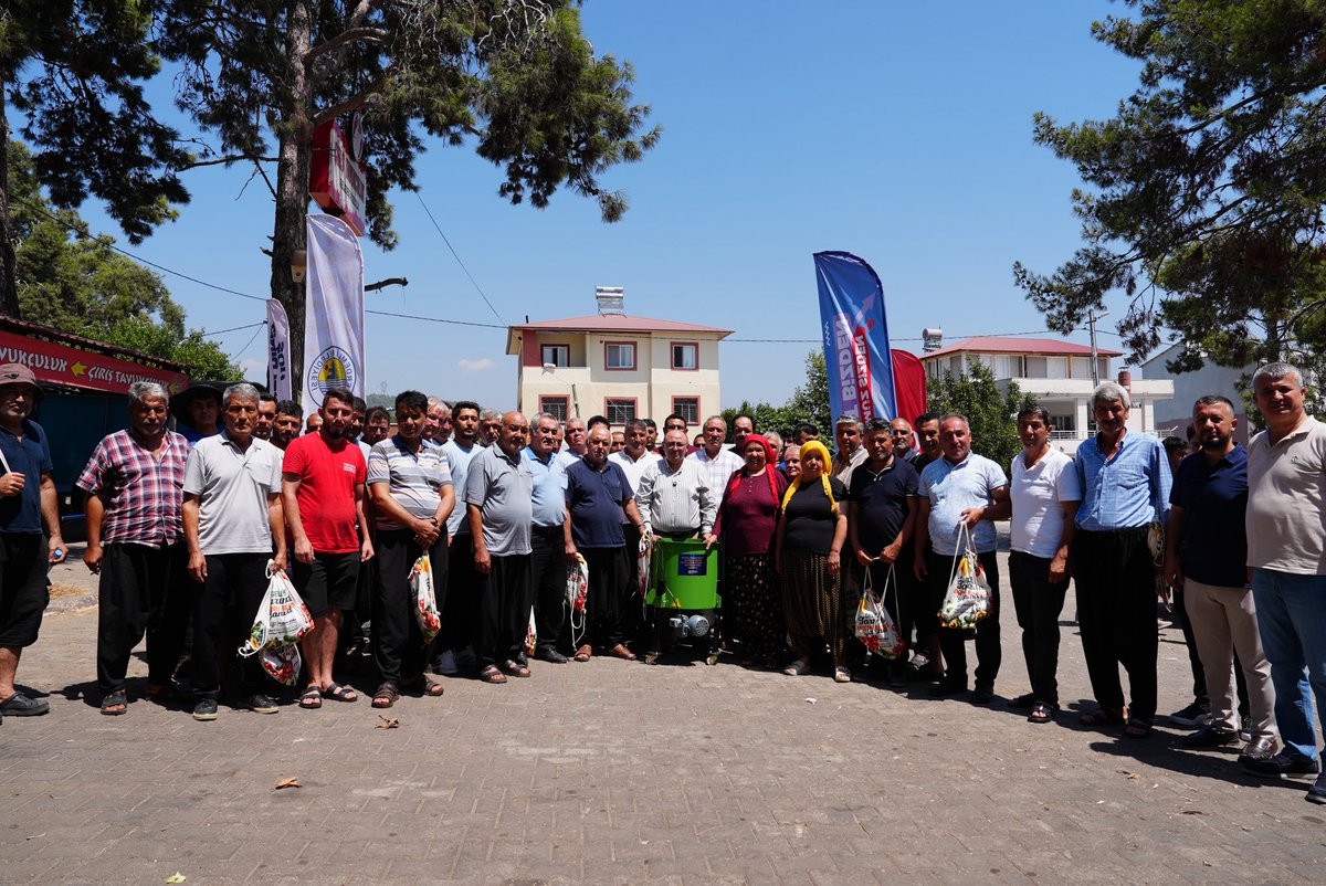 mustafakara_erd's tweet photo. Bugün Çiriş ve Gücüş mahallelerimizde hemşehrilerimizle bir araya geldik. Gerçekleştirdiğimiz ve önümüzdeki dönemde hayata geçireceğimiz çalışmalar hakkında istişarelerde bulunduk. Vatandaşlarımızın talep ve önerilerini dinleyerek notlarımızı aldık.

Program kapsamında üreticilerimize ceviz soyma makinesi ile tarım kitlerini teslim ederek bereketli ve verimli bir üretim sezonu temennisinde bulunduk.

#MustafaKara #ErdemliBelediyeBaşkanı