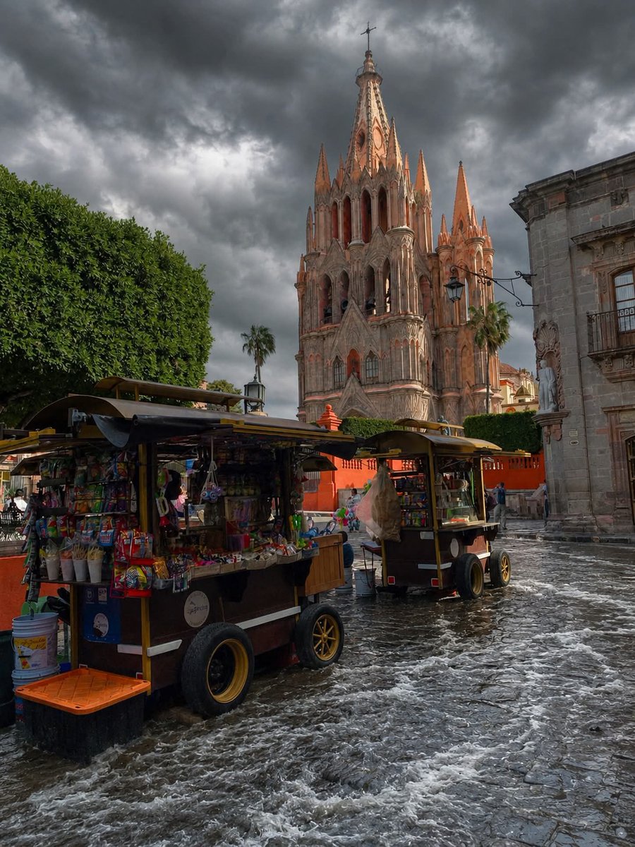 G19Terry's tweet photo. Si visitas San Miguel de Allende durante la temporada de lluvias, descubrirás una ciudad completamente distinta. Las tardes regalan cielos dramáticos, los cerros se tiñen de verde y las calles empedradas cobran vida, creando uno de los paisajes más mágicos del año 🫶🏻😍 https://t.co/qUI6veLKB1