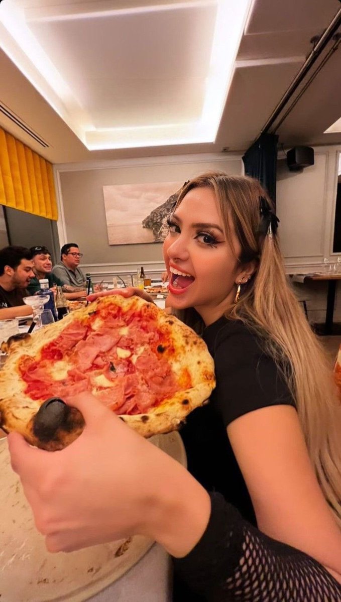 javipazj_'s tweet photo. Ellas comiendo pizza es todos lo que está bien en el mundo 🖤 https://t.co/11X3I04jCT
