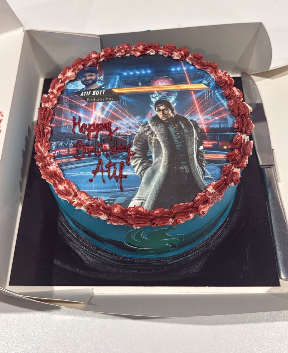 AtifButt540's tweet photo. Today is my birthday, and this cake was provided by @EWC_EN . I am thoroughly impressed with the cake's decoration. https://t.co/KMpR9SBuiD