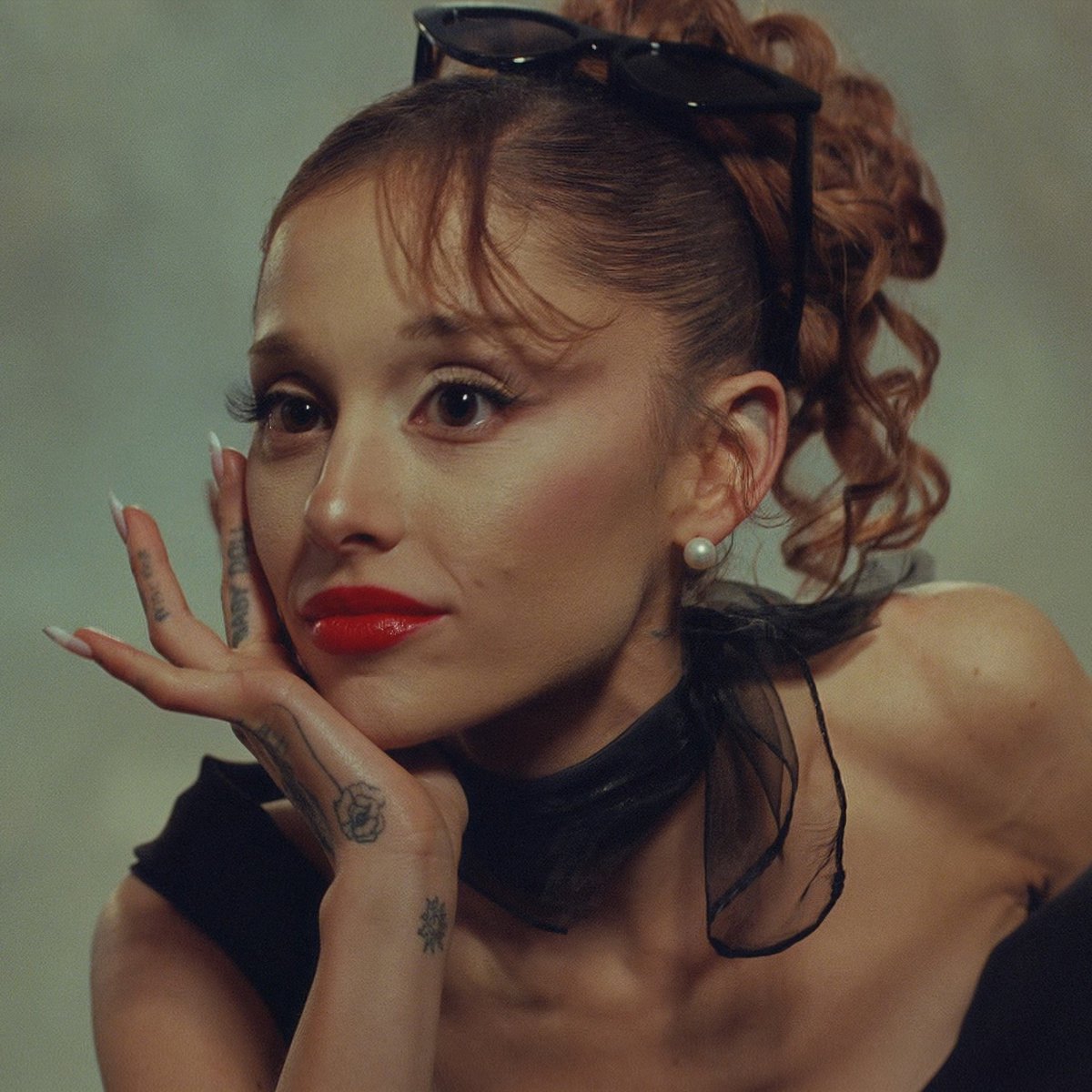 updatecultura's tweet photo. “petal”, de Ariana Grande, sobe UMA POSIÇÃO e se encontra em #2 no Spotify Global, com 4,5 MILHÕES de streams. https://t.co/bxfqM8L5MR