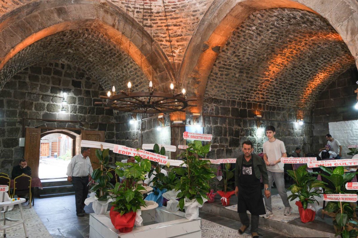 avkadirkstekci's tweet photo. 📍 Bitlis 
Açılışına yetişemediğim;Gazibey Mahallemiz,Eski Hal Mevkiinde hizmet vermeye başlayan Master Büryan,Çolek,Keledoş,Izgara Salonu işletmesine hayırlı olsun ziyaretinde bulunduk,İşyeri Sahibi Yüksel Yakut abimizin çayını içtik.
İşletmecimize hayırlı kazançlar diliyorum. https://t.co/hYuSi8IpNp
