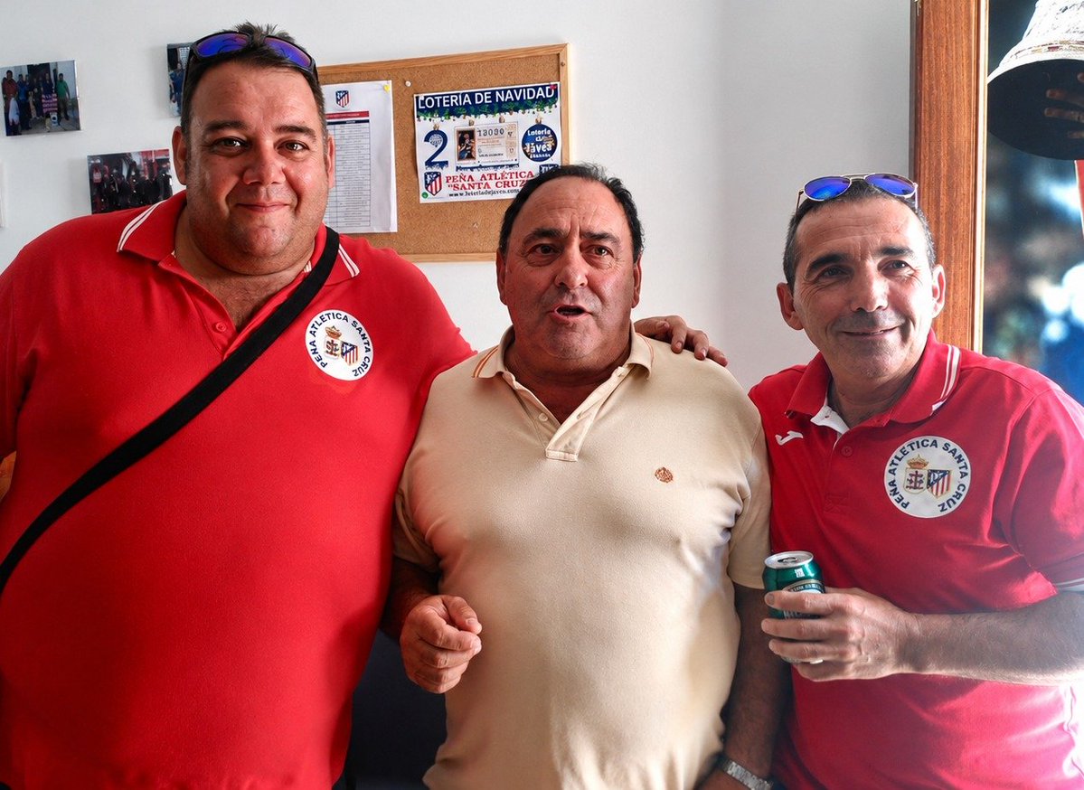 PA_SantaCruz's tweet photo. Di𝐚 𝐭𝐫𝐢𝐬𝐭𝐞 para nuestra peña. Nos ha dejado Raimundo,  nuestro socio 121. Un atlético de corazón que, desde hoy, animará desde 𝐞𝐥 tercer anfiteatro.

Descansa en paz Raimundo. Siempre con nosotros. Siempre con el Atléti 🔴⚪
#AupaAtléti https://t.co/tgBvQQgROn