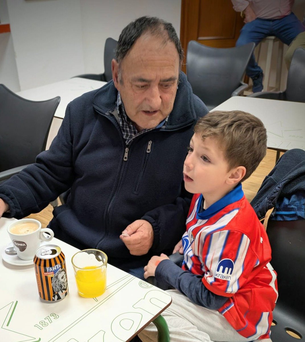 PA_SantaCruz's tweet photo. Di𝐚 𝐭𝐫𝐢𝐬𝐭𝐞 para nuestra peña. Nos ha dejado Raimundo,  nuestro socio 121. Un atlético de corazón que, desde hoy, animará desde 𝐞𝐥 tercer anfiteatro.

Descansa en paz Raimundo. Siempre con nosotros. Siempre con el Atléti 🔴⚪
#AupaAtléti https://t.co/tgBvQQgROn