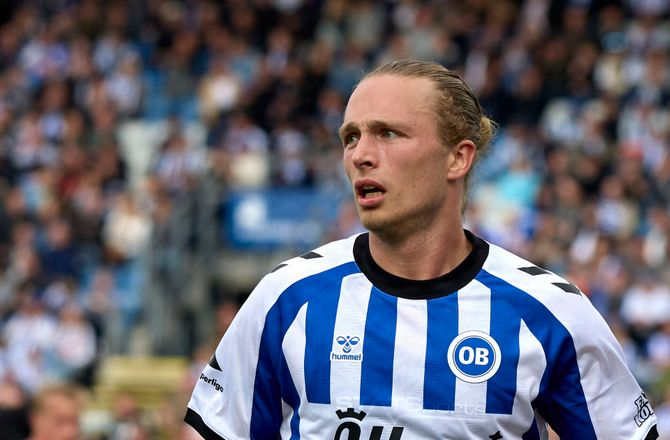 NordiskDanemark's tweet photo. Jann-Fiete Arp assure qu'il ne compte pas quitter Odense !👀

"Le club a toujours un bon projet et une vision claire de son avenir, et j'ai vraiment envie de faire partie de cette aventure."🎙️

Une très bonne nouvelle pour OB.👏

[@bolddk] https://t.co/PYj7F1rIay