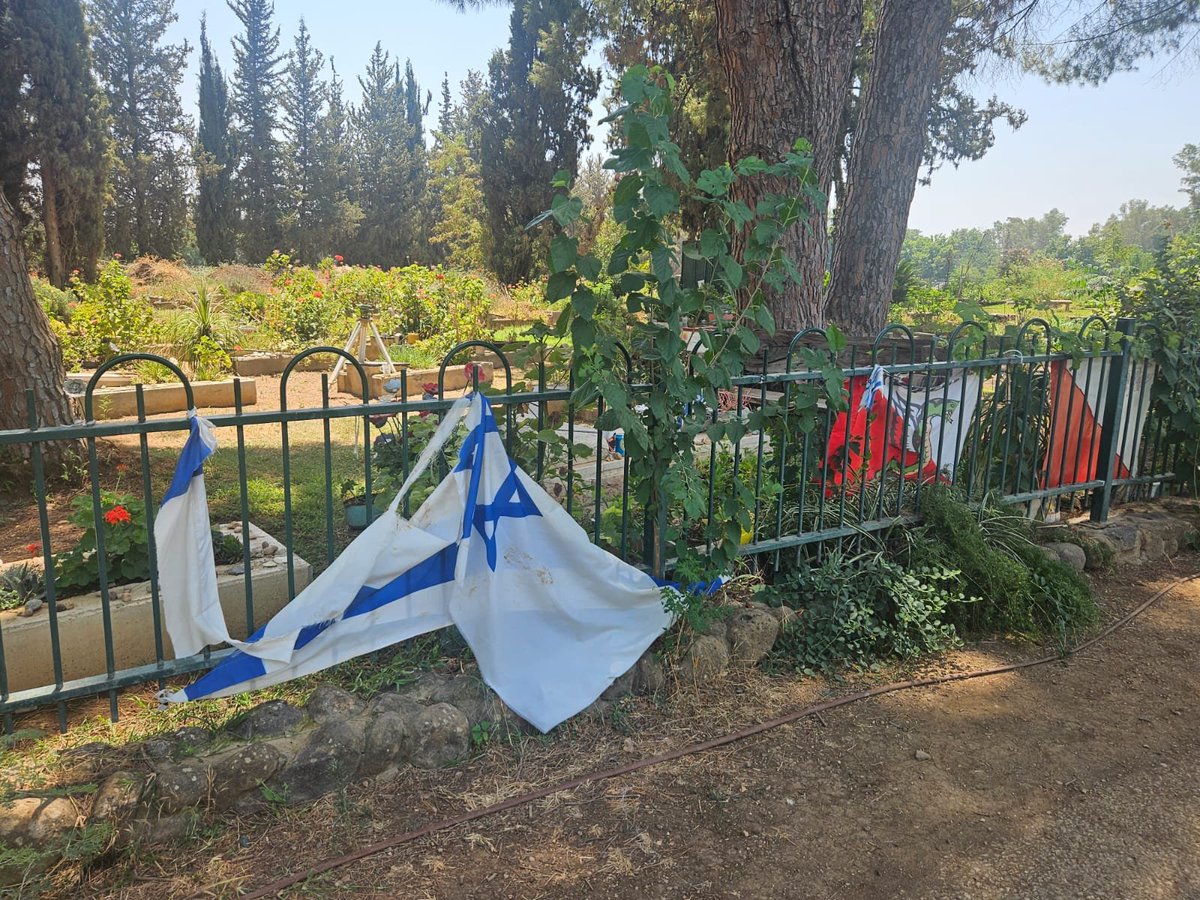 rubih67's tweet photo. בפעם השניה השבוע הושחת דגל ישראל על קברו של רגב אמר ז"ל בבית הקברות בשדה נחמיה. 
רגב הגיבור נפל בקרב בכיסופים ב 7.10 אנשים עלובי נפש שטיילו בבניאס שזורם ליד, השחיתו את הדגלים. 
הוריו מספרים בכאב שמטיילים נכנסו לבית הקברות כדי לעשות את צרכיהם. 
סליחה רגב. סליחה על רוע ועוֹלב אנושי https://t.co/MrZWa5oGkl