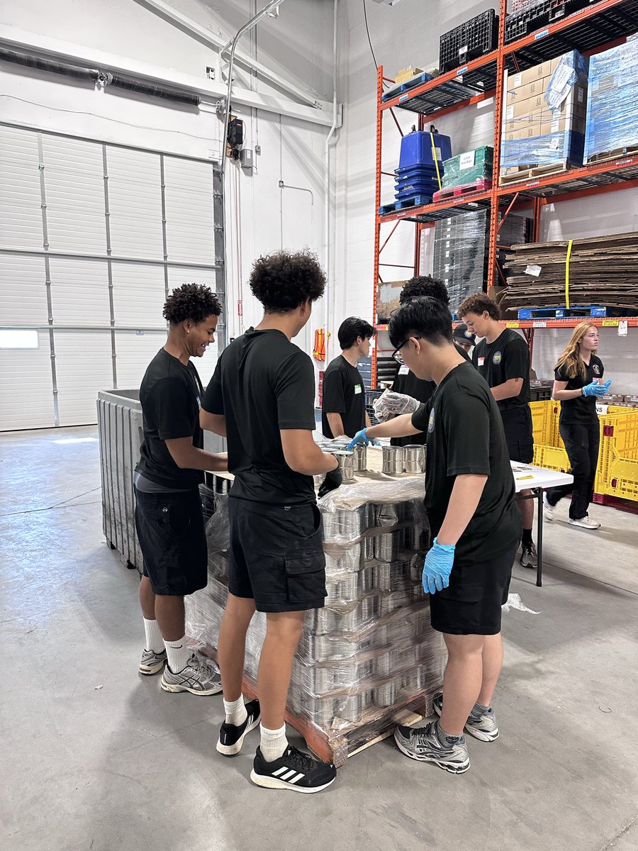 HRPS_Comm's tweet photo. Week 6 is officially underway! 💪
Today, our #YIPI participants sorted just over 10,000 lbs of canned food that will help support families throughout our community. 🥫❤️
A great way to kick off the week! #hrps #halton https://t.co/OXLotVBsyh