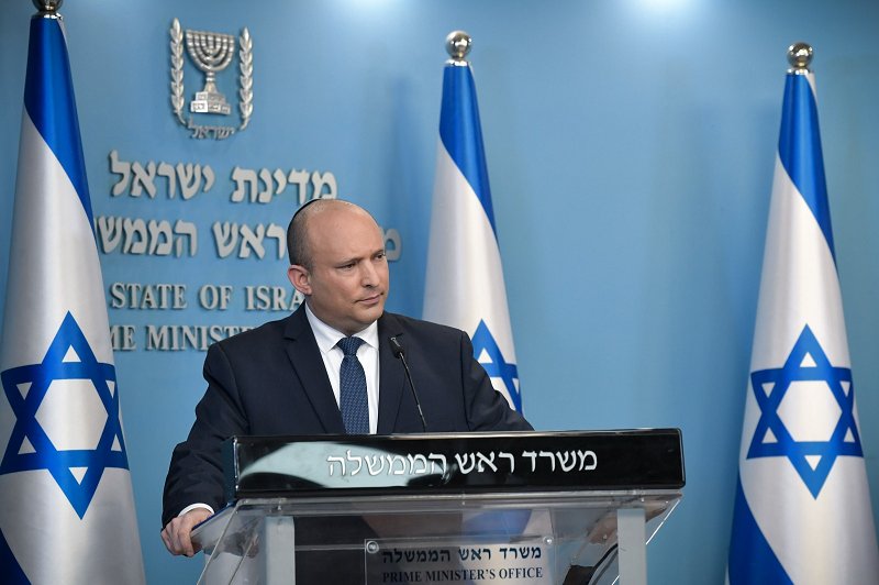 bar_zohar2025's tweet photo. עם יד על הלב, אני אוהב את גדי אייזנקוט.

באמת אוהב.

איש נהדר, טוב לב, נקי כפיים, איש של אמת.

אני מעריך מאוד גם את יאיר גולן.

אולי אחד מהלוחמים הכי אמיצים שלנו בתולדות המדינה ואני לא מתרגש שהוא לא "פוליטיקאי" ושהפה שלו לפעמים מכשיל אותו בגלל מכונת הרעל שאורבת לו ומסלפת תמיד את דבריו.

אבל בסוף, את מדינת ישראל חייבים לנהל כמו שמנהלים חברת ענק ולא כמו ארגון צבאי.

את כושר הניהול והראייה של מספר מהלכים קדימה יש דווקא לנפתלי בנט ובענק.

מעבר לזה, אין לי ספק שנפתלי יוכל לחבר ממשלת שינוי שמורכבת מאוהבי הארץ וציוניים אמיתיים אבל גם שחלוקים אידאולוגית.

כדי להביא לשינוי אמיתי חייבים שבנט יהיה ראש הממשלה ועם שר ביטחון כמו גדי אייזנקוט לצידו ויאיר גולן כשר בכיר ונעמה לזימי בתיק חברתי וכו' תהיב לנו ממשלה נהדרת.

הכי חשוב תזכרו, הבחירות הקרובות הן בחירות בין מדינת ישראל למדינת קטאר!