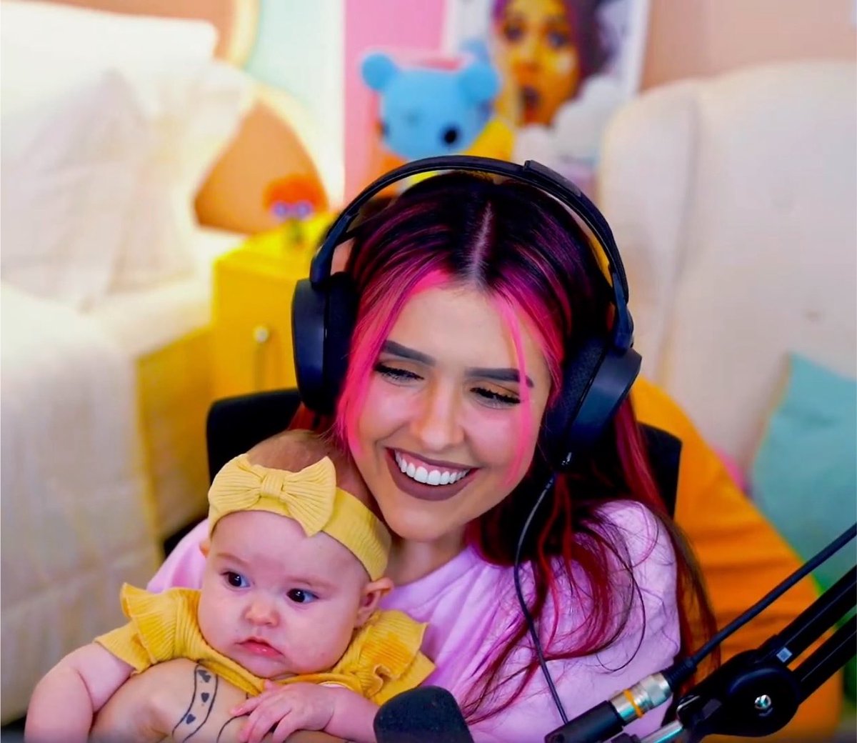 portallfunbabe's tweet photo. Mia em sua primeira aparição 💛 | Bella em sua primeira aparição 🩷 https://t.co/Yk86QkwZnX